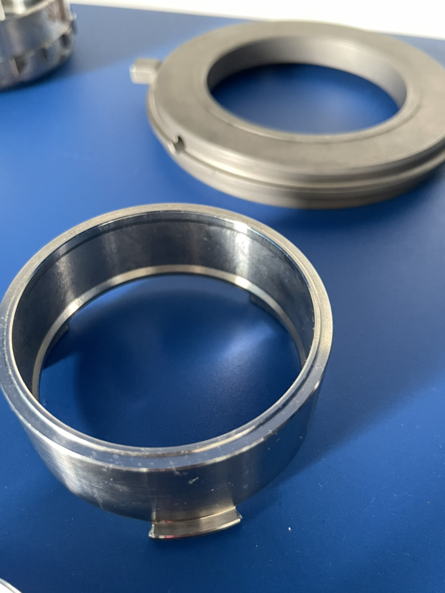 鍛造からの削り出し　電子部品 半導体