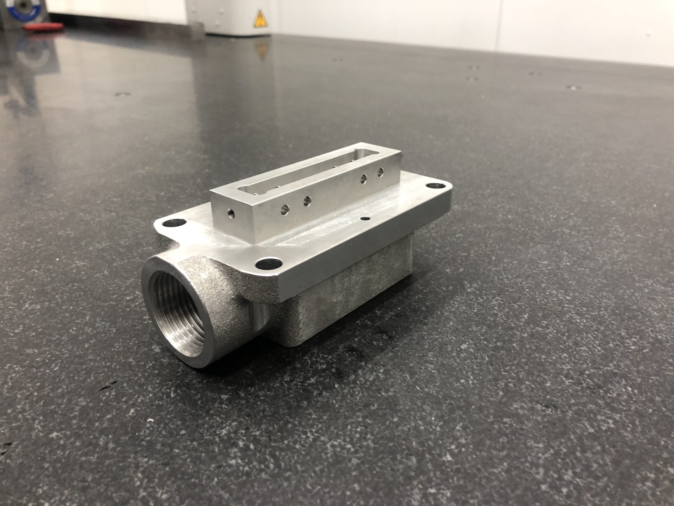 鉄道車輛用　速度発電機のハウジング