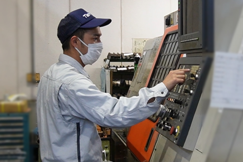 愛西工場のNC旋盤を操作する