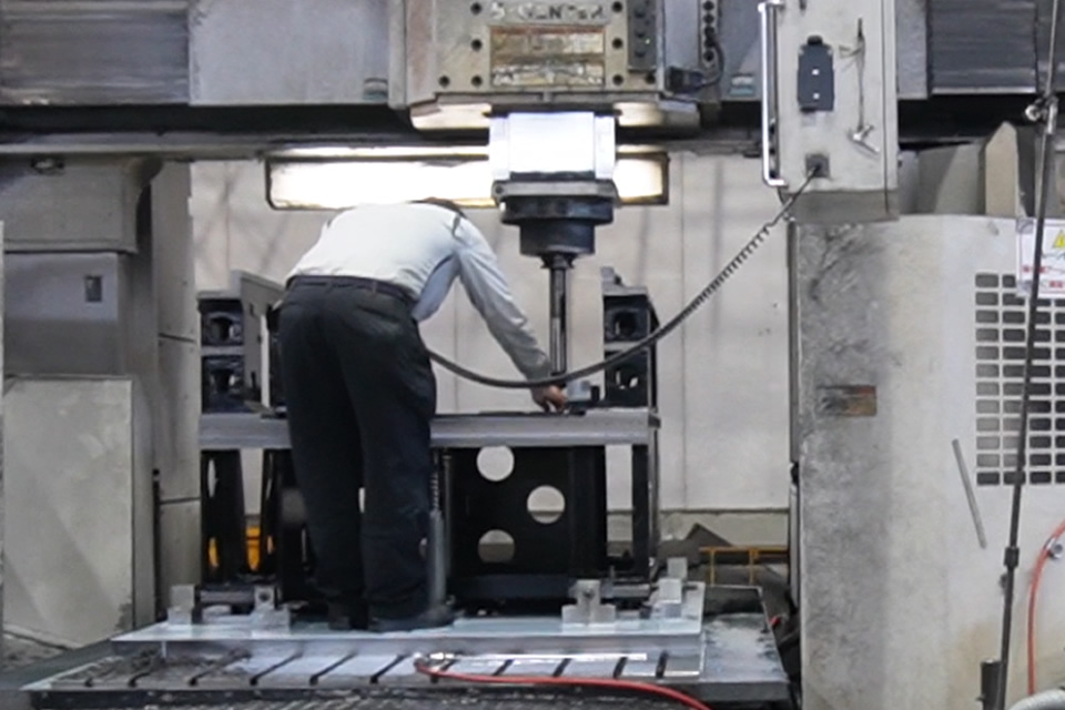 愛西工場のマシニングセンタ 半導体の装置の部品を製造