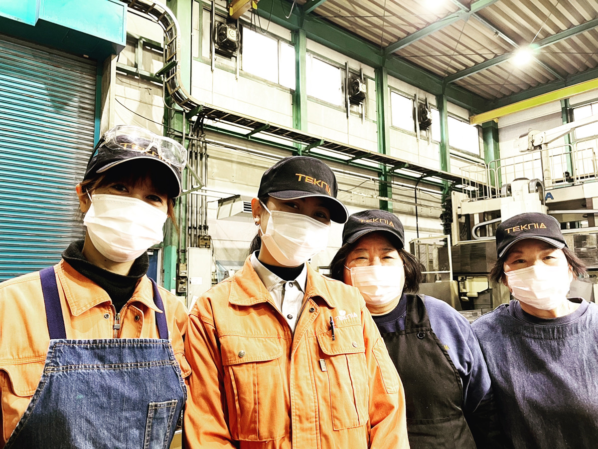 TEKNIAバリ取りのスタッフの笑顔 機械加工のTEKNIA名古屋工場
