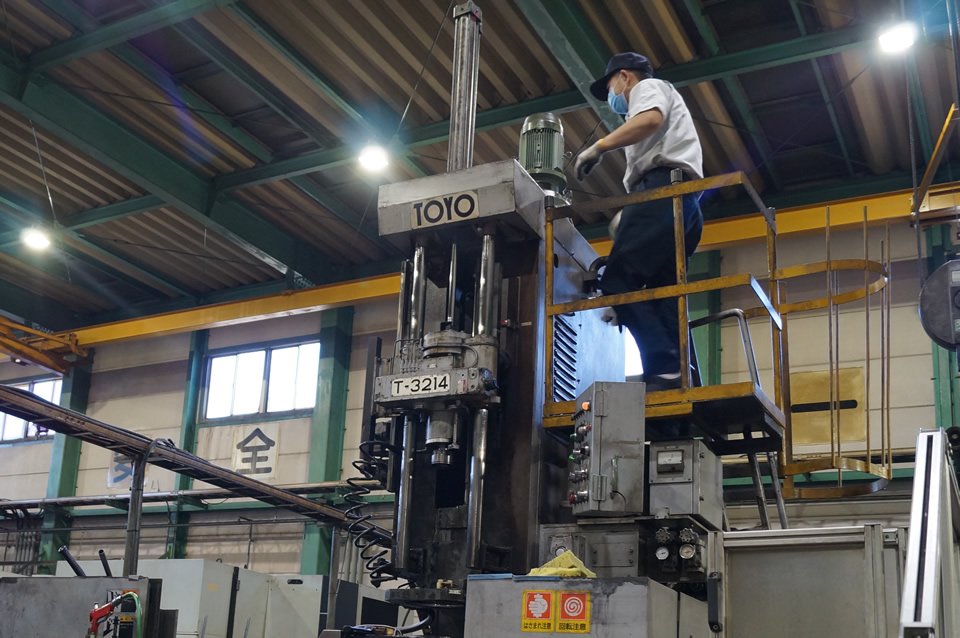 TOYO 研削機 機械加工のTEKNIA名古屋工場